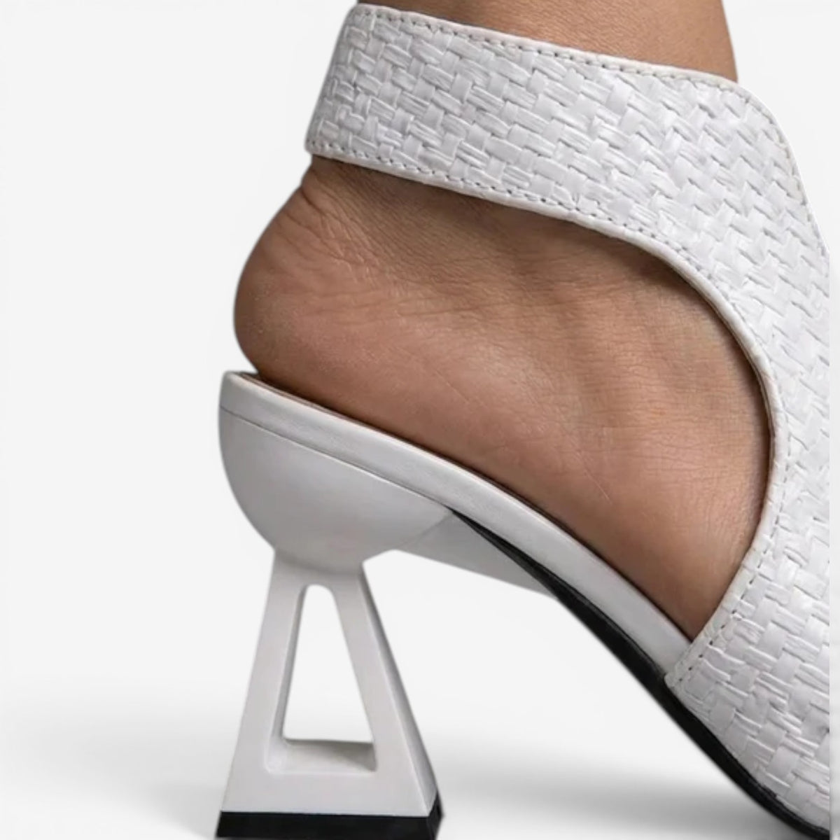 Victoria™ Sandali con tacco geometrico